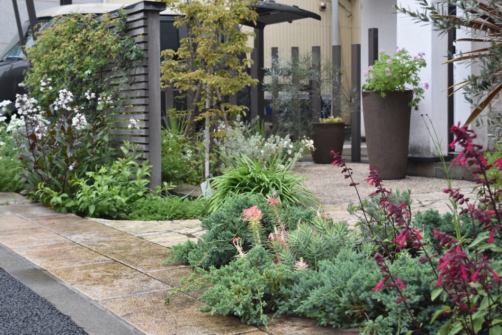 造園工事・植栽／横浜市／　花があふれるオープンな庭へ